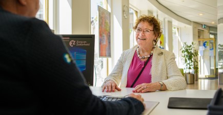 Mevrouw komt langs in de Zorg en Zekerheid winkel