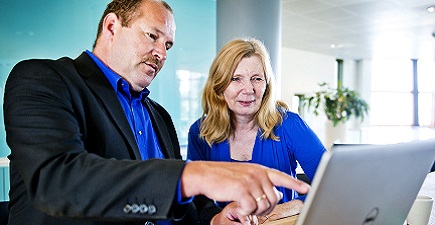 Man en vrouw achter laptop proberen in te loggen