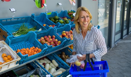 Vrouw doet boodschappen