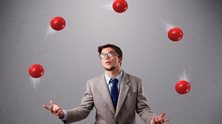 Millenial houdt ballen in de lucht