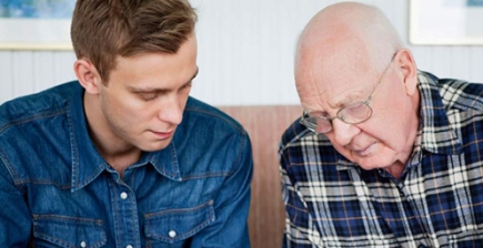 Een oude en jonge man zijn samen in gesprek