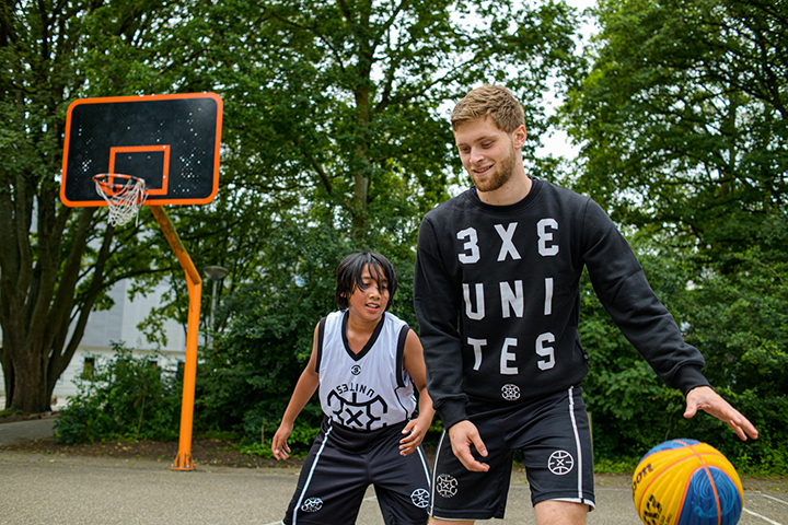 3X3 Leader Sergio speelt basketbal met een kind