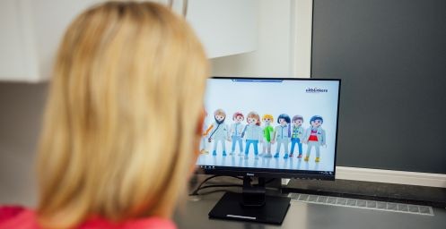 Kindertandarts kijkt naar computerscherm