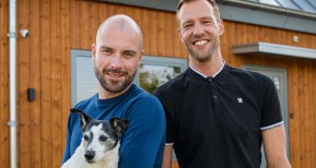 Twee mannen met hond