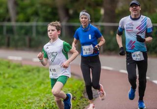 Vader en zoon die hardlopen