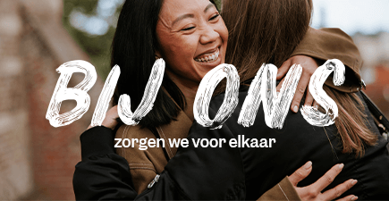 2 vrouwen omhelzen elkaar (Tekst: Bij ons zorgen we voor elkaar)