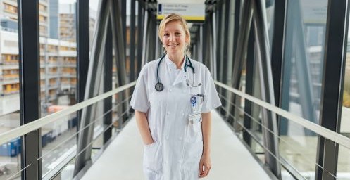 Cardioloog Melina den Haan loopt door de hal van LUMC