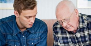 Een oude en jonge man zijn samen in gesprek