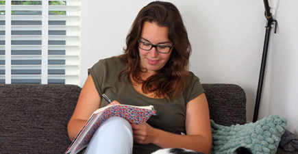Vrouw met schrift op de bank