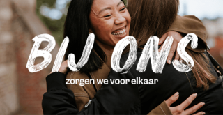 2 vrouwen omhelzen elkaar (Tekst: Bij ons zorgen we voor elkaar)