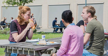 Buiten lunchen aan picknicktafel