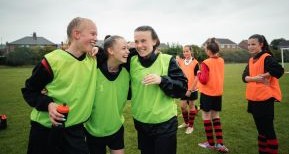 Dames sportteam buiten aan het sporten