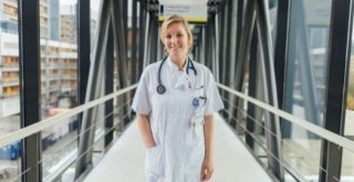 Cardioloog Melina Den Haag loopt door de hal van het LUMC