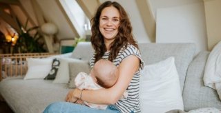 Moeder Haizea blij met haar baby op de bank