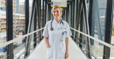 Cardioloog Melina Den Haag loopt door de hal van het LUMC