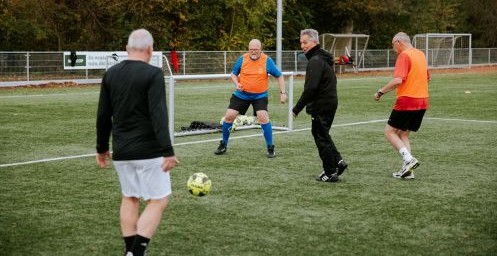 Verzekerde Nico en drie andere mannen in actie tijdens een potje walking football