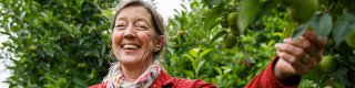 Blije vrouw in groene omgeving