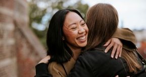 2 vrouwen omhelzen elkaar